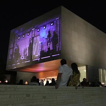 每年夏天，九五至尊官方网站都会举办点亮草坪和户外音乐会系列. 这些表演被投影在尼尔曼当代艺术博物馆的墙上.