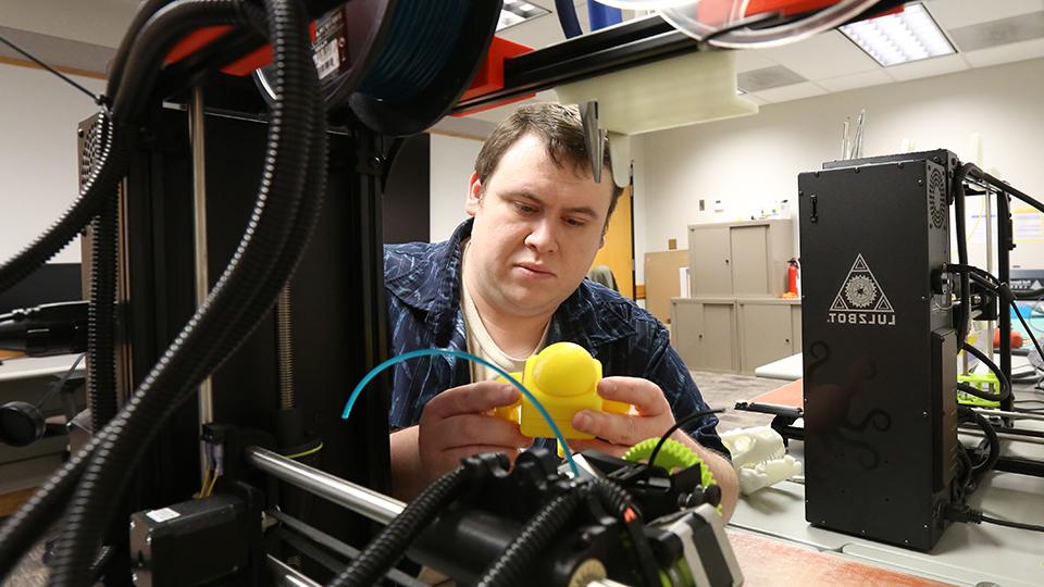 学生在创客实验室使用3D打印机